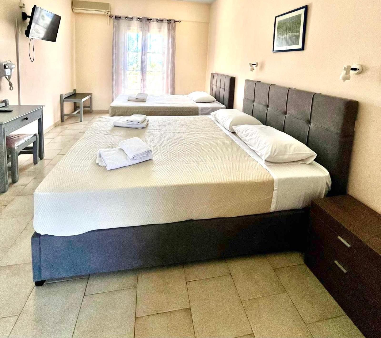Vanas Apartments Spetses Town ภายนอก รูปภาพ