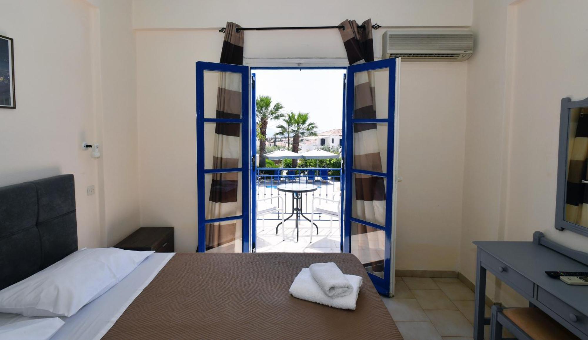 Vanas Apartments Spetses Town ภายนอก รูปภาพ