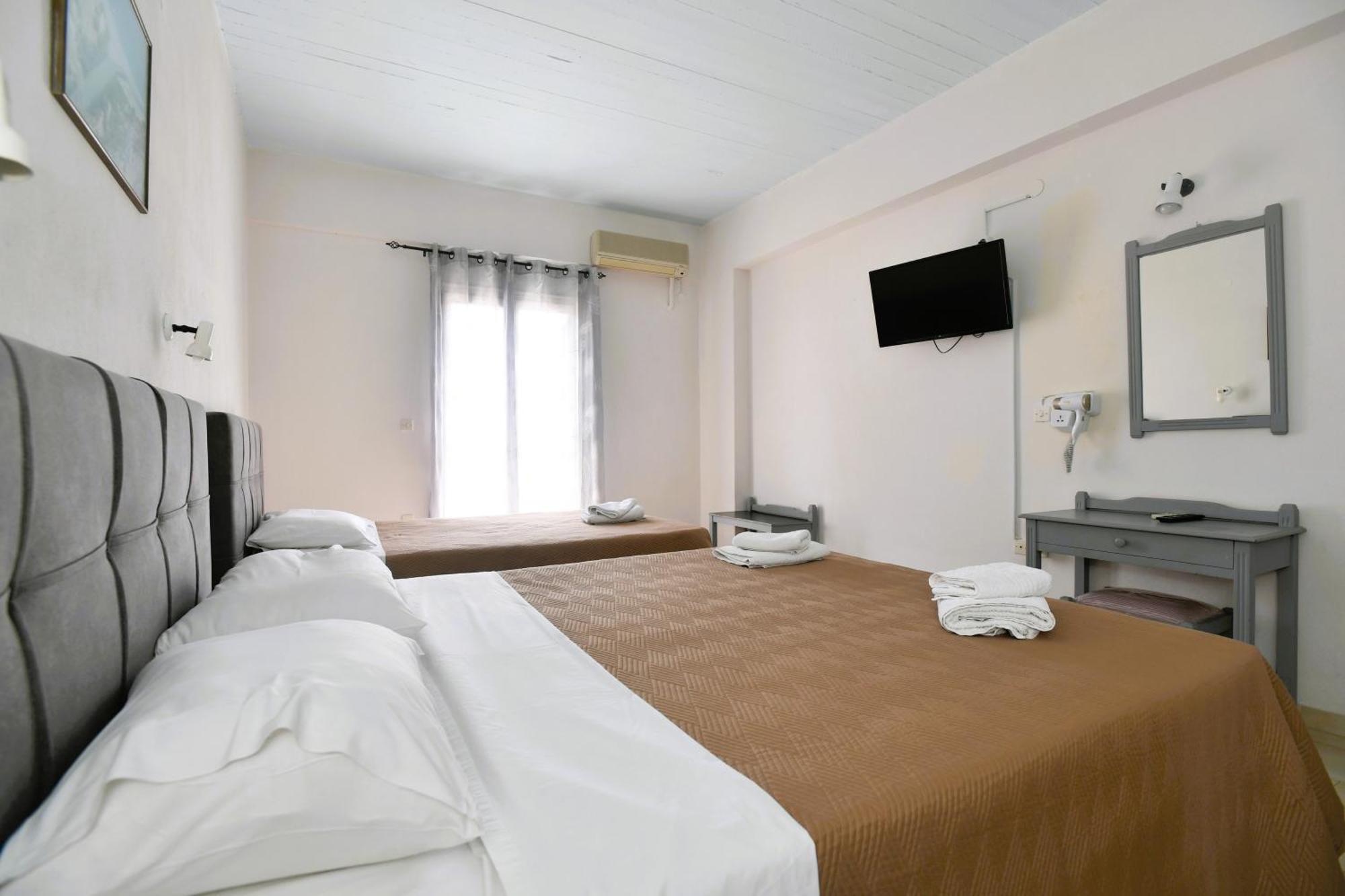 Vanas Apartments Spetses Town ภายนอก รูปภาพ